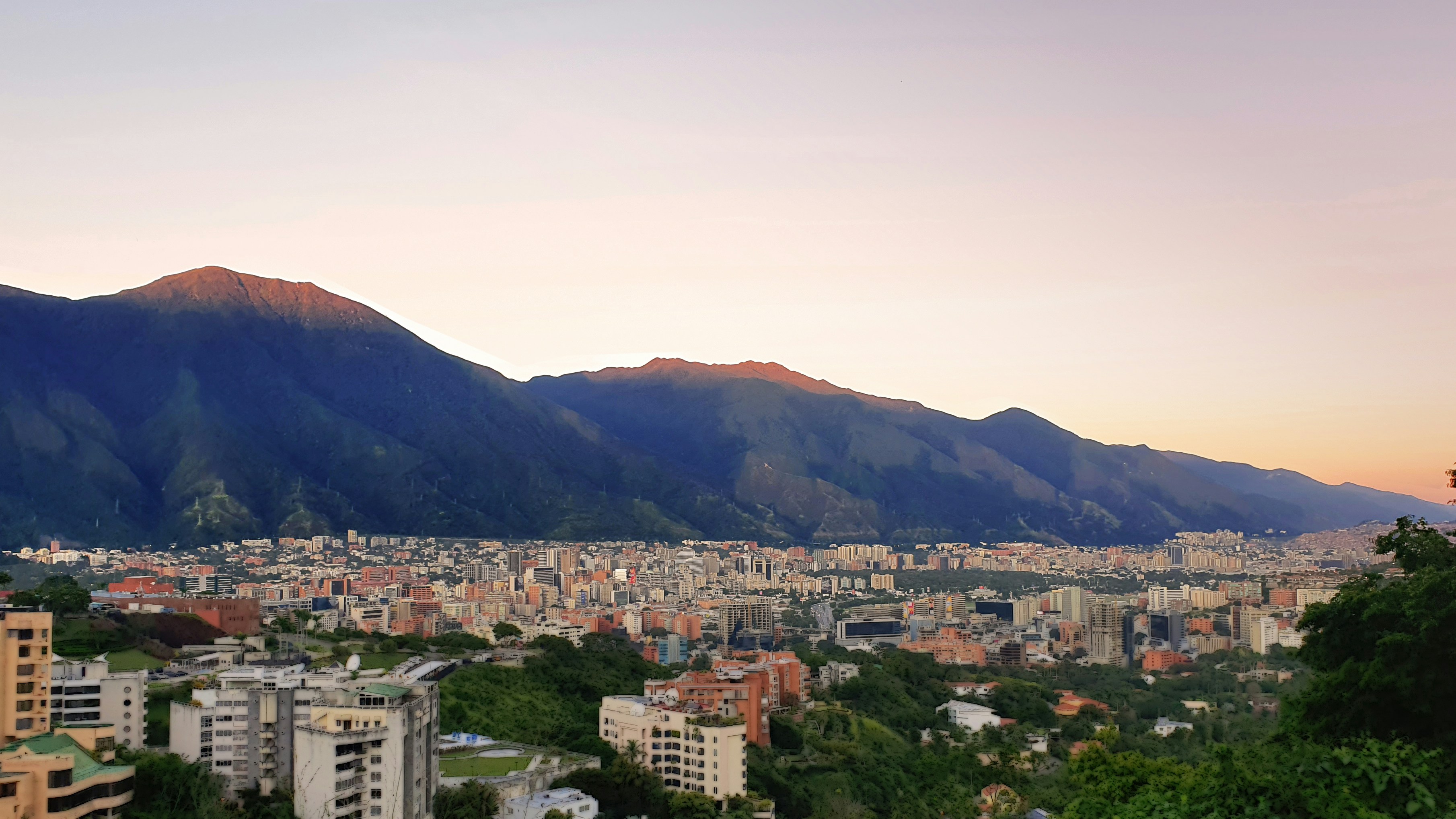 Paisaje venezolano de fondo para la búsqueda de vuelos