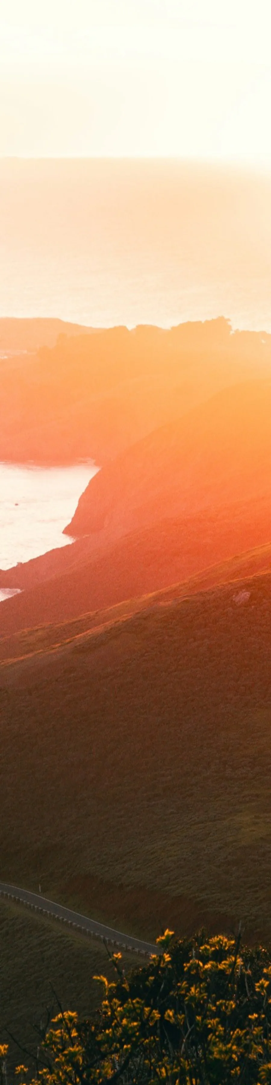 Atardecer entre montañas y costa para la sección del equipo de VuelosVE