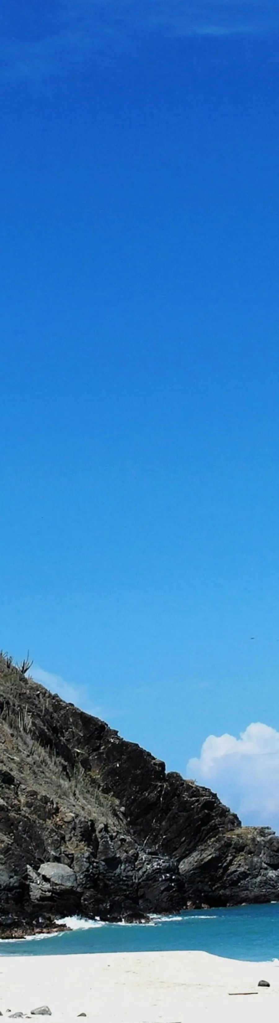 Cielo azul y paisaje costero para la sección de beneficios de VuelosVE