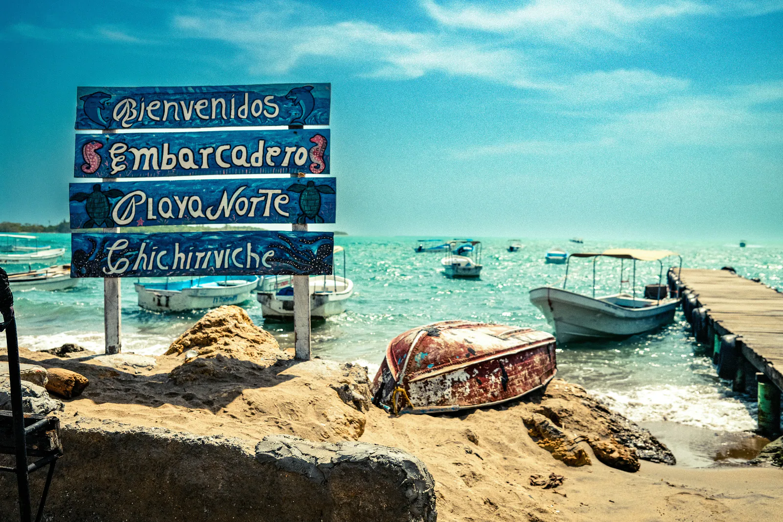 Letrero de playa con destinos