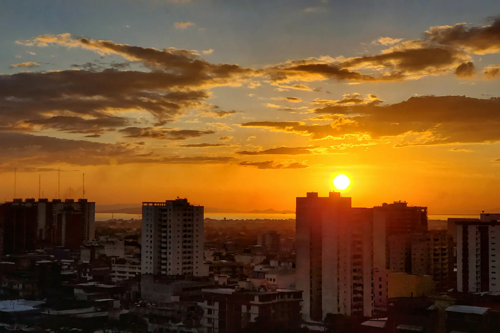 Atardecer urbano desde altura