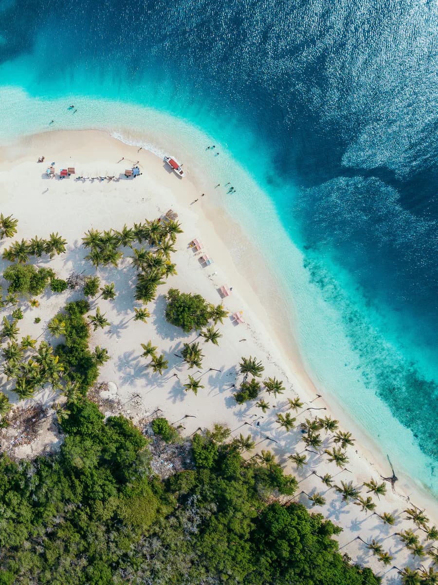 Vista aérea de una playa y aguas turquesas para la sección del problema de VuelosVE