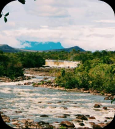 Costa rocosa con montañas para la sección del problema de VuelosVE