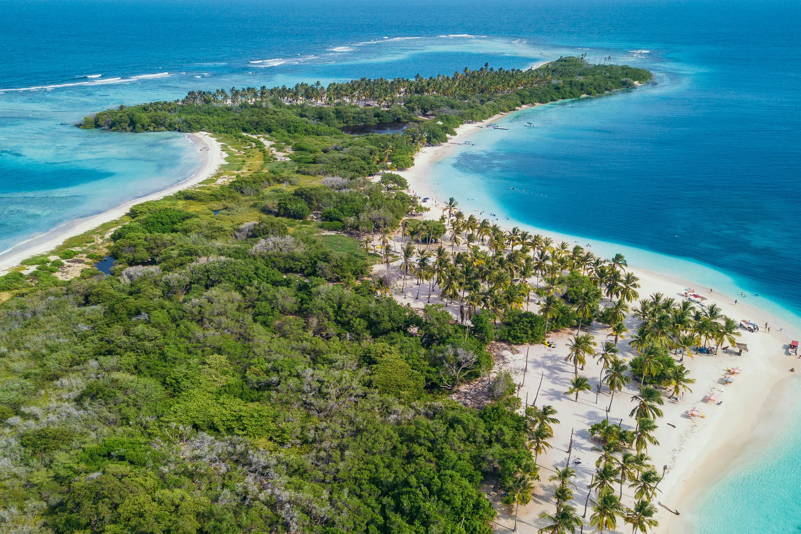 Vista aérea de una isla con agua turquesa