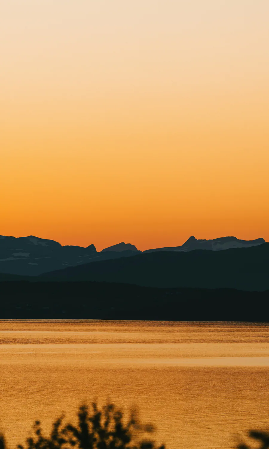 Atardecer sobre montañas para la llamada a la acción de VuelosVE