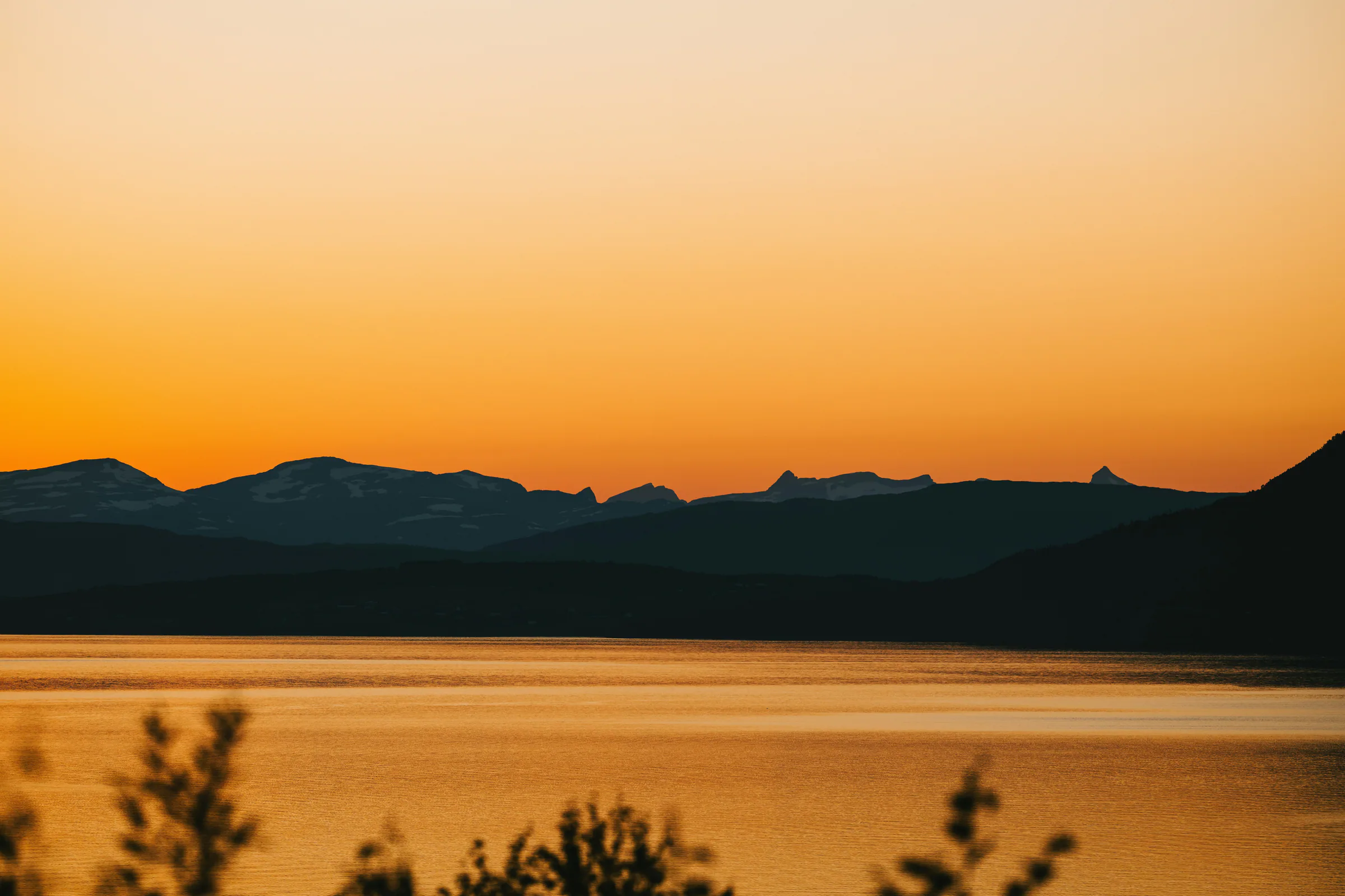 Atardecer sobre montañas para la llamada a la acción de VuelosVE